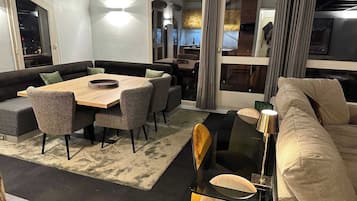 Televisie, een open haard en een kantoor