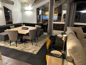 Télévision, cheminée, espaces bureaux