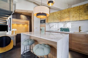 Geladeira, micro-ondas, cooktop, lava-louças