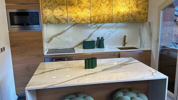 Een koelkast, een microgolfoven, een kookplaat, een vaatwasser