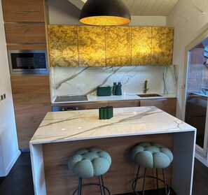 Réfrigérateur, micro-ondes, plaque de cuisson, lave-vaisselle