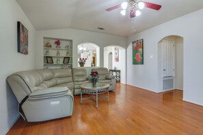 Interior - San Antonio Area Home w/ Deck, 14 Mi to Dtwn! (San Antonio)