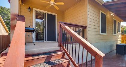 San Antonio Area Home w/ Deck, 14 Mi to Dtwn!