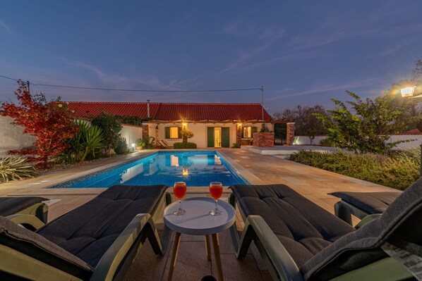 Villa, Smoking