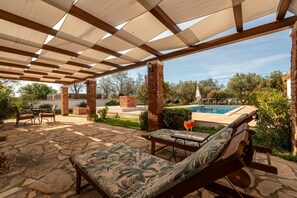Villa, Smoking