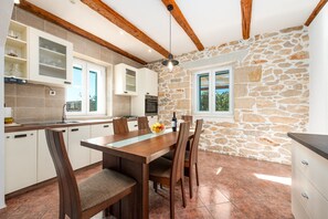 Villa, fumeurs | 2 chambres