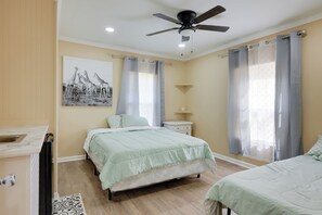 House (3 Bedrooms) | Interior - < 10 Mi to Uab: Birmingham Group Getaway (Birmingham)