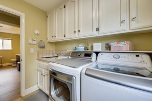 Apartment (2 Bedrooms) | Interior - Golf, Hike, Explore: Apt 9 Mi to Dtwn Fresno! (Fresno)