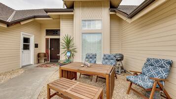 Apartment (2 Bedrooms) | Front of property