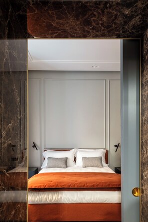 Deluxe Double Room | In-room safe, desk, laptop workspace, blackout curtains - Golden House Vatican - Regolo (Rome)