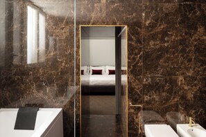 Elite Double Room | Bathroom | Shower, free toiletries, hair dryer, towels