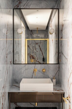 ห้องดีลักซ์ดับเบิล | ห้องน้ำ | ฝักบัว, ของใช้ในห้องน้ำฟรี, ไดร์เป่าผม, ผ้าเช็ดตัว