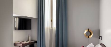 Elite Double Room | In-room safe, desk, laptop workspace, blackout drapes