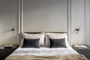 Deluxe Double Room | In-room safe, desk, laptop workspace, blackout curtains - Golden House Vatican - Regolo (Rome)