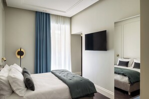 ห้องดีลักซ์ดับเบิล | ตู้นิรภัยในห้องพัก, โต๊ะทำงาน, พื้นที่ทำ งานแบบใช้แล็ปท็อป, ผ้าม่านกันแสง