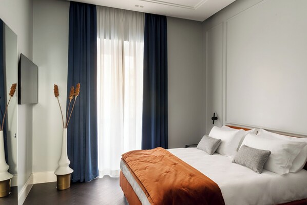 ห้องดีลักซ์ดับเบิล | ตู้นิรภัยในห้องพัก, โต๊ะทำงาน, พื้นที่ทำงานแบบใช้แล็ปท็อป, ผ้าม่านกันแสง