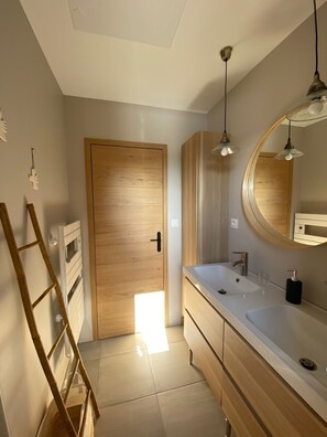 Een douche, een haardroger, handdoeken
