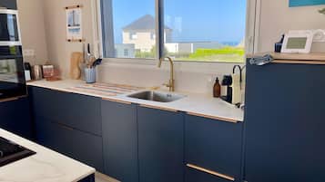 Køleskab, mikrobølgeovn, ovn, kogeplade