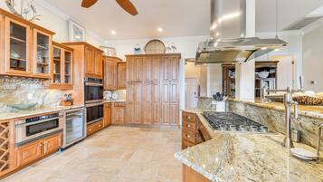 House (5 Bedrooms) | Interior