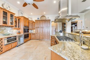 House (5 Bedrooms) | Interior