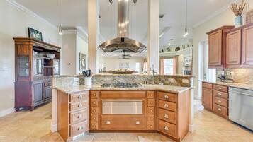 House (5 Bedrooms) | Interior