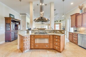 House (5 Bedrooms) | Interior