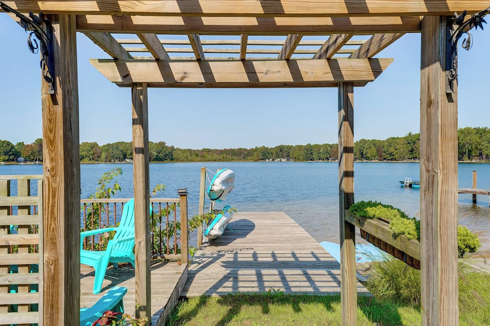 13 Mi to South Haven: Lakefront Retreat w/ Dock!