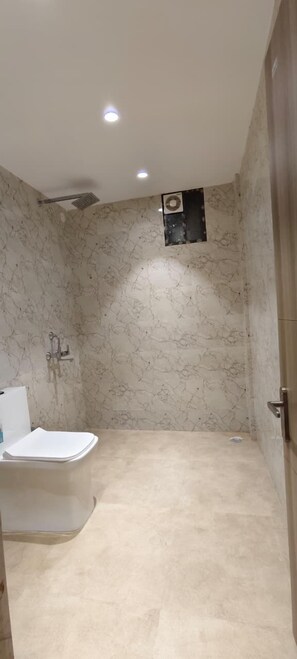 Standard Double Room | Bathroom | Shower, towels