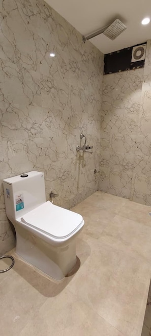 Standard Double Room | Bathroom | Shower, towels