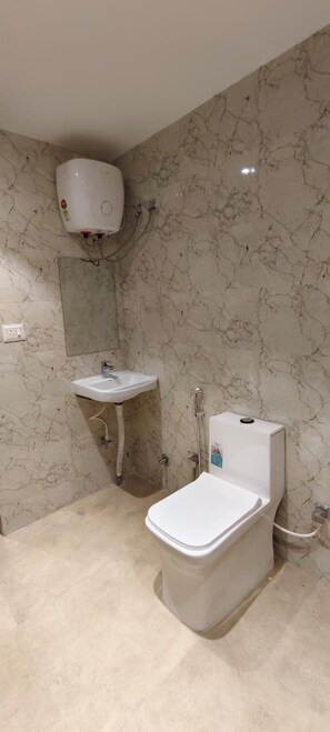 スタンダード ダブルルーム | バスルーム | シャワー、タオル