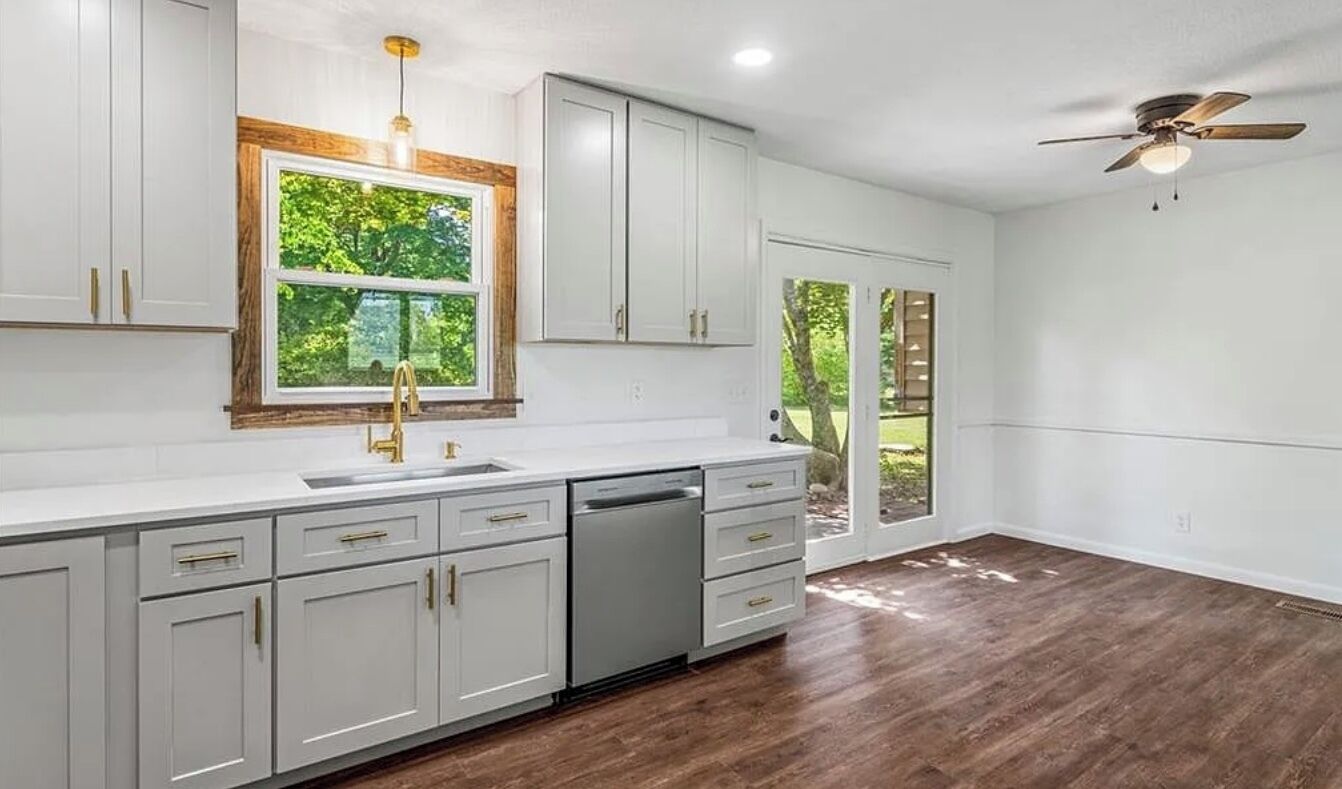 Jääkaappi, mikroaaltouuni, astianpesukone, jääpalakone