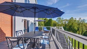 A deck with a table and chairs, a blue umbrella, and a view of trees. - 3 Mi to Prettyboy Reservoir! Maryland Hideaway (Freeland)