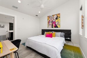 2 chambres, fer et planche à repasser, lit de bébé portatif