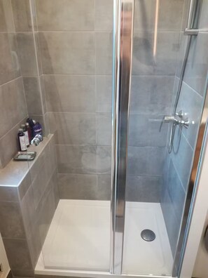 Haartrockner, Handtücher, Seife, Toilettenpapier