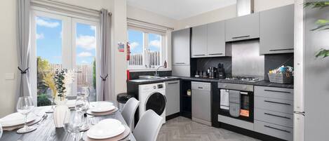 冷蔵庫、電子レンジ、オーブン、コンロ