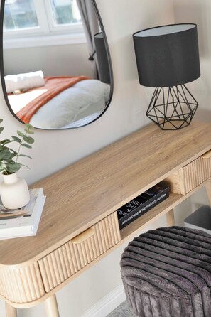 3 bedrooms, desk, iron/ironing board, free WiFi - Our inviting home is designed for comfort, practicality, and style — a relaxing retreat for up to 6 guests. (Fife)