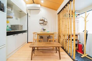 Room - new opened! 4 minutes from Shijo Omiya station, best value bungalow, shower toilet separate (Kyoto)