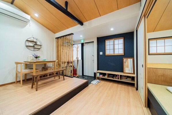 Room - new opened! 4 minutes from Shijo Omiya station, best value bungalow, shower toilet separate (Kyoto)