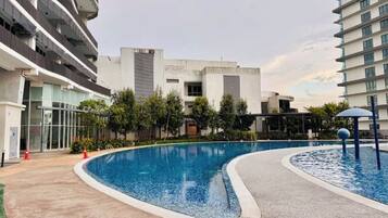 Hồ bơi ngoài trời