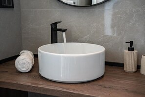 Dusche, Haartrockner, Handtücher, Toilettenpapier