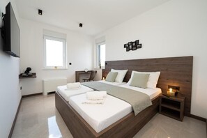 1 bedroom, in-room safe, free WiFi, bed sheets - The old man and the sea Inn-Double room with balcony and Sea view (Novalja)