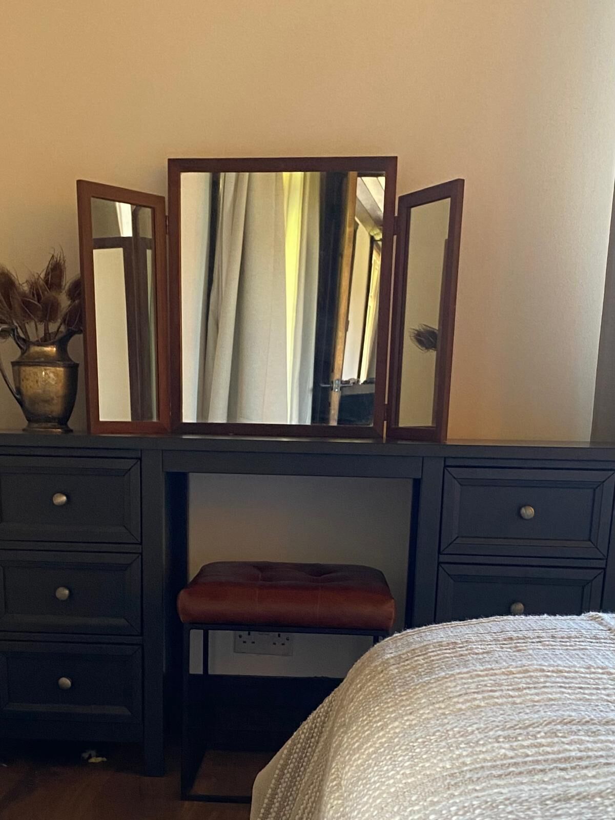 2 bedrooms, desk, iron/ironing board, WiFi