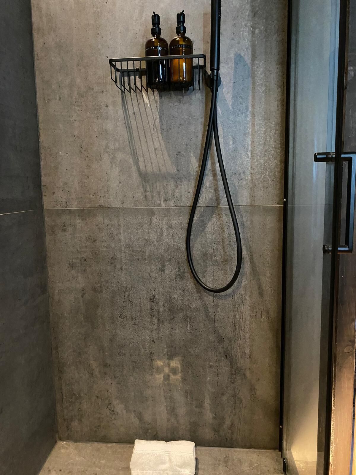 Articles de toilette gratuits, sèche-cheveux, peignoirs