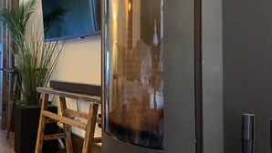 Una cucina moderna con un piano cottura grande, pavimento in legno e una pianta in vaso.