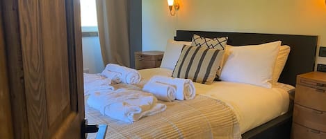 2 bedrooms, desk, iron/ironing board, WiFi