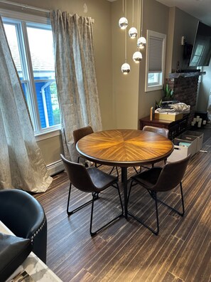 Dining - 3-bedroom house in nice Bloomfield with AC (Bloomfield)