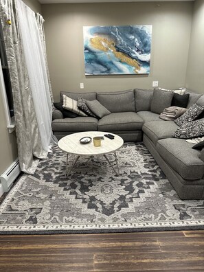 Living area - 3-bedroom house in nice Bloomfield with AC (Bloomfield)