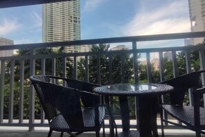 Outdoor dining - Aveline Suites II, Garden/City view,2br, amenities (Mandaluyong)