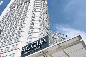 A tall building with a sign reading 'ACQUA PRIVATE RESIDENCES.' - Aveline Suites II, Garden/City view,2br, amenities (Mandaluyong)