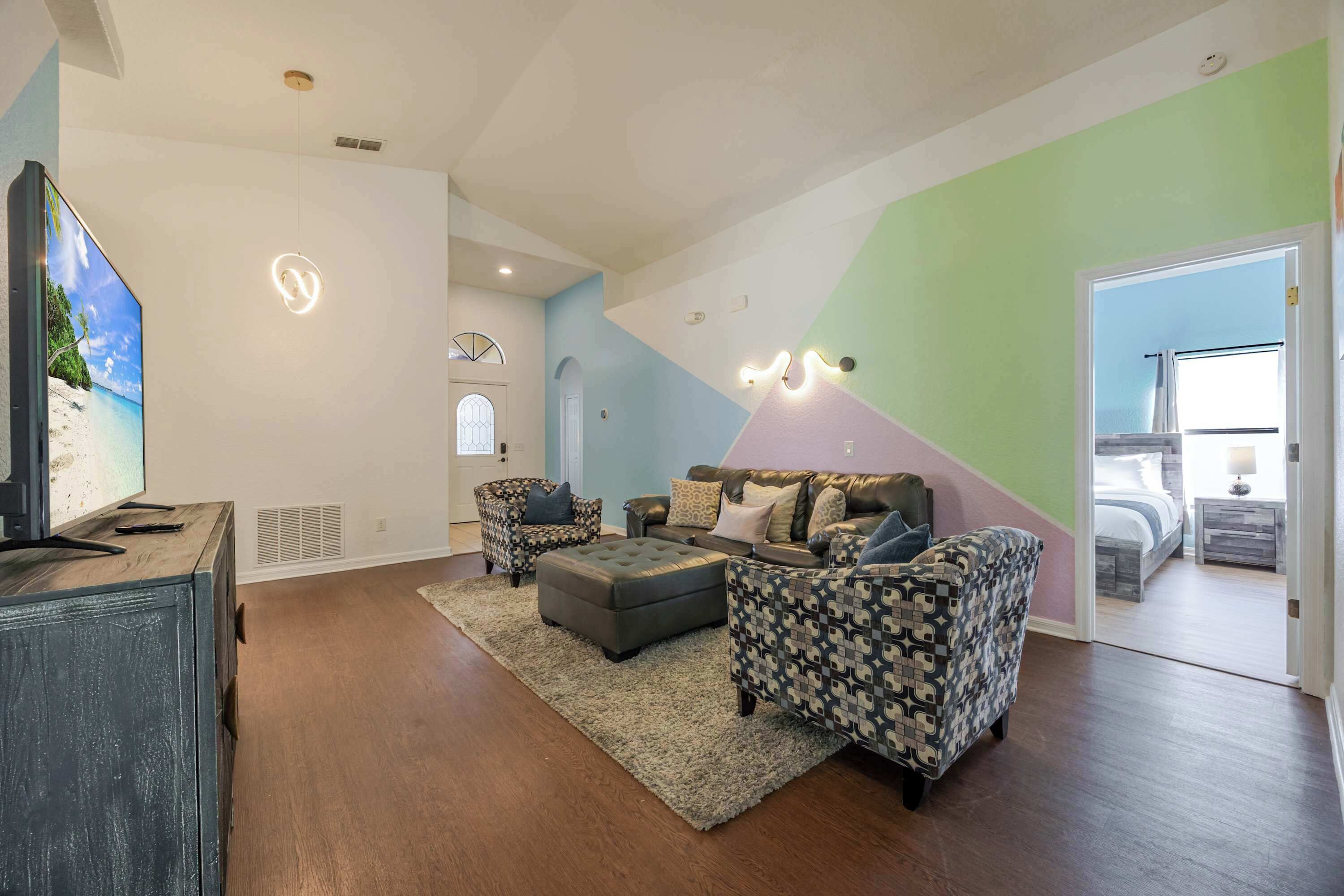 4 bedrooms, iron/ironing board, WiFi, bed sheets